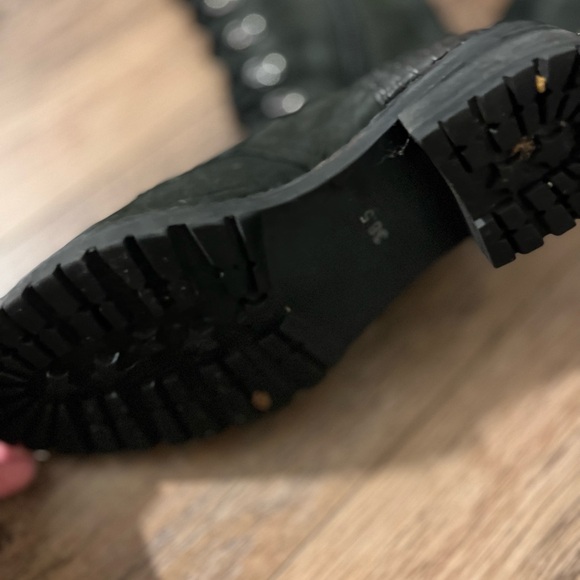 Beautiful lace up boots they are a little narrow - Picture 4 of 7